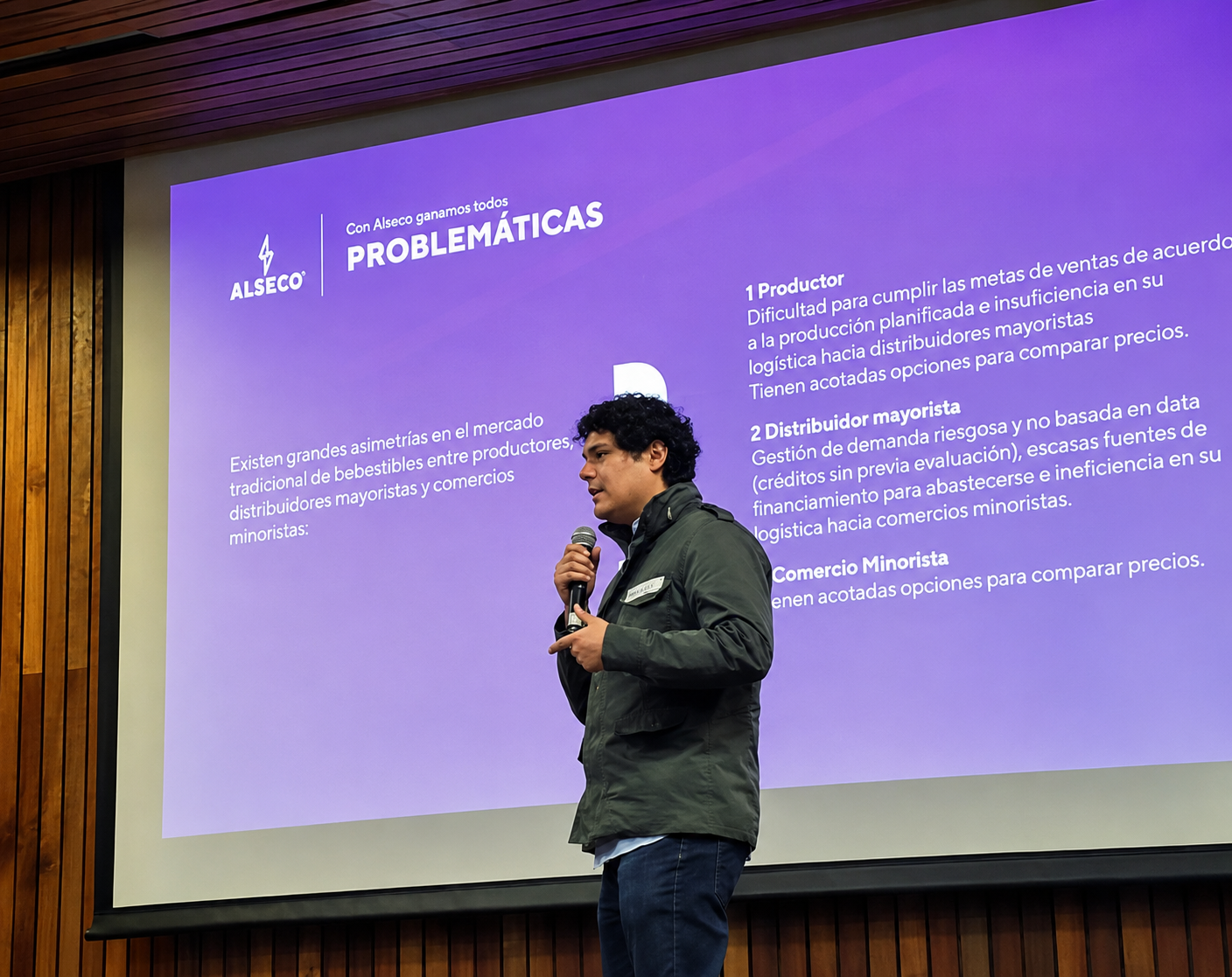 Andrés Díaz Lira presentando en un evento de emprendimiento